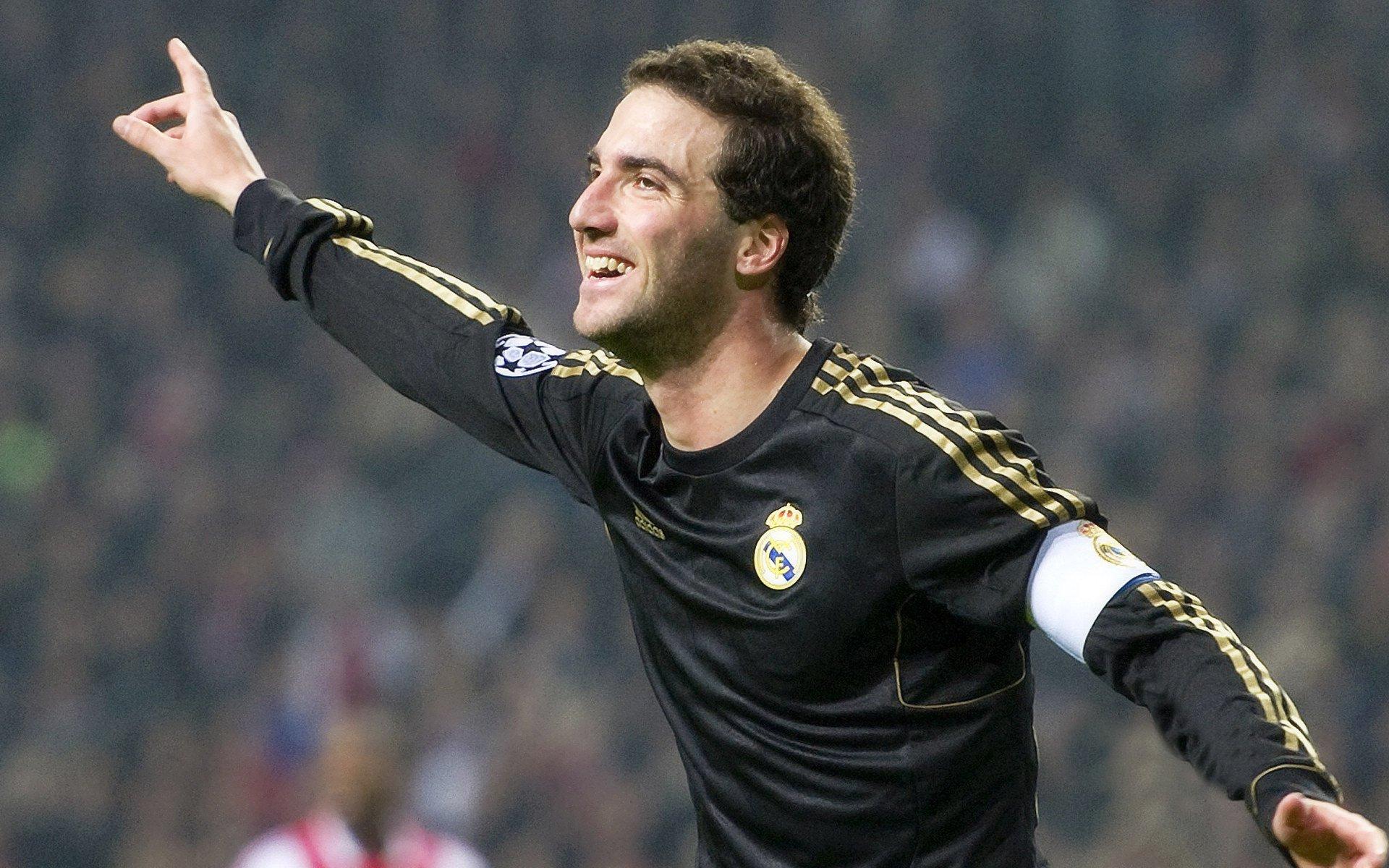 申花锋霸路易斯携家人度假苏梅岛，间歇期休整放松为联赛蓄力